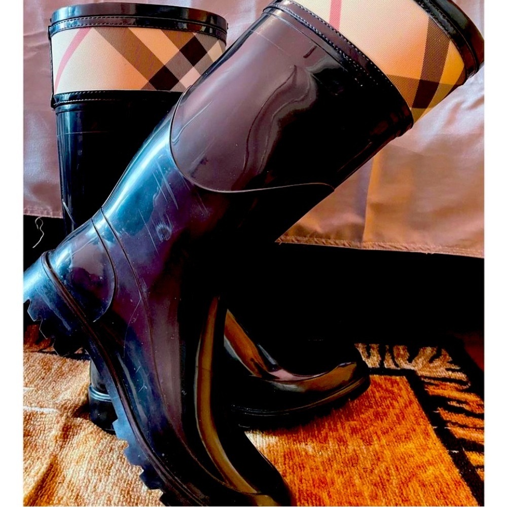 Authentic Burberry rain boots - Picture 2 of 3